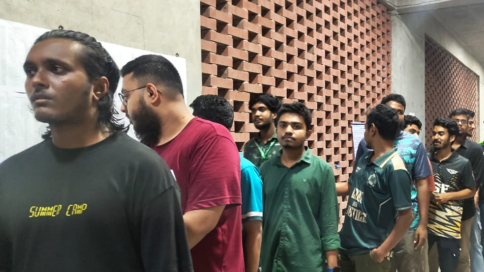 কাজী নজরুল ইসলাম হল ভোটকেন্দ্রে সন্ধ্যা ৭টায়ও ভোট গ্রহণ চলছে