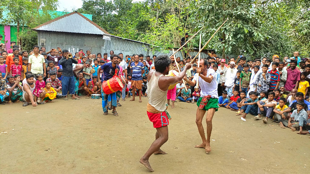 গ্রামবাংলার ঐতিহ্য তুলে ধরতে লাঠিখেলা ও মাদার মেলা