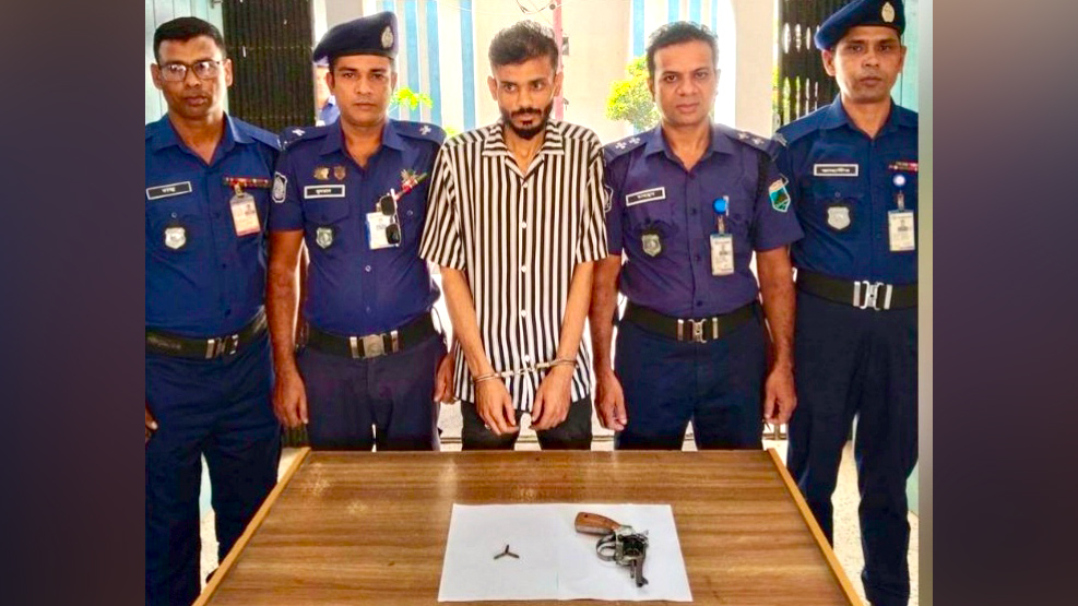 কাজীপুরে রিভলবার ও গুলিসহ যুবক গ্রেপ্তার, মোটরসাইকেল জব্দ