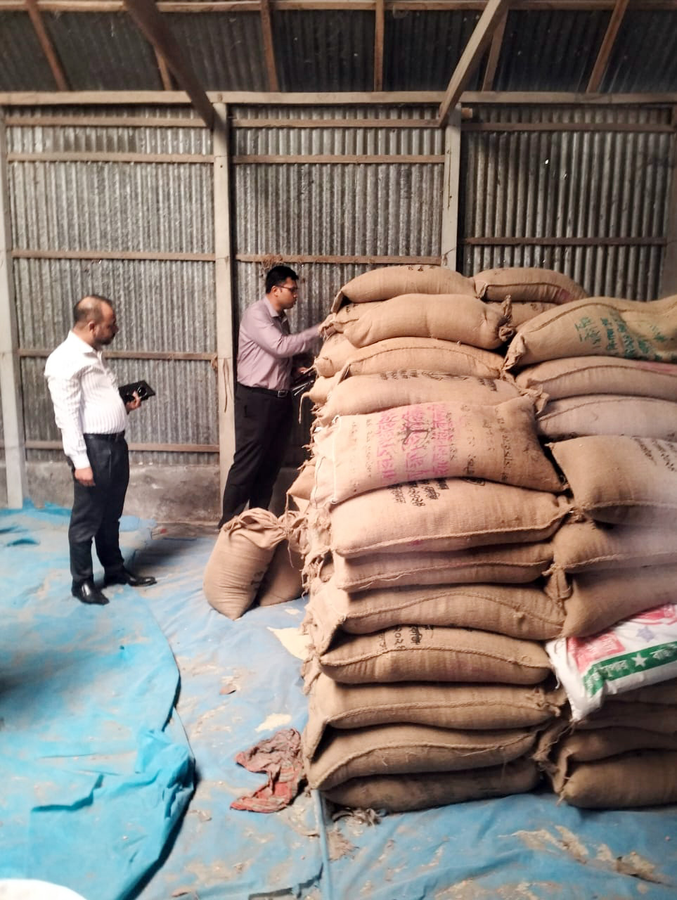 কাজীপুরে দুই গুদাম থেকে ১২ টন সরকারি চাল উদ্ধার, সিলগালা
