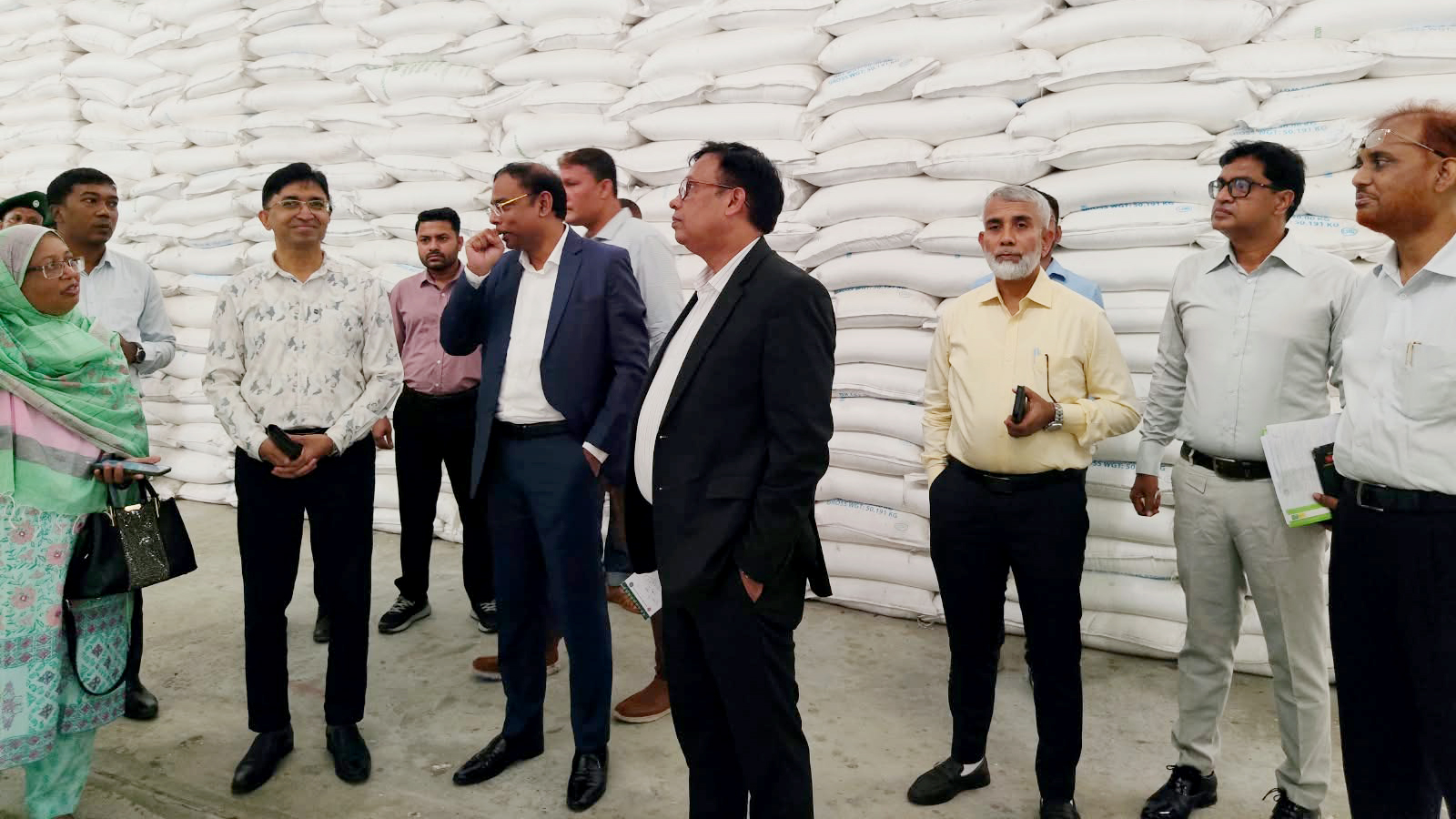 কারখানা ও গুদামগুলোতে পর্যাপ্ত ইউরিয়া সার মজুত রয়েছে: বিসিআইসি চেয়ারম্যান