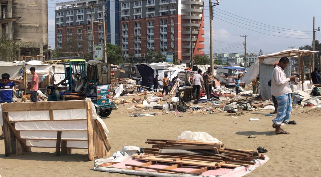 কক্সবাজার সৈকতের সুগন্ধা থেকে ৪ শতাধিক অবৈধ দোকান উচ্ছেদ