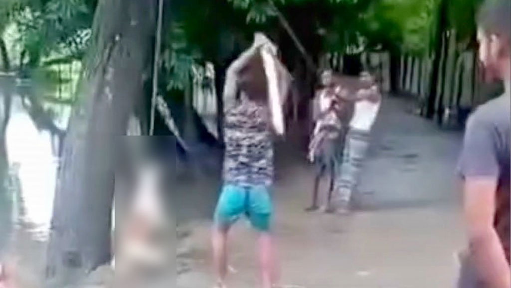 গাছে ঝুলিয়ে কুকুর পিটিয়ে হত্যা