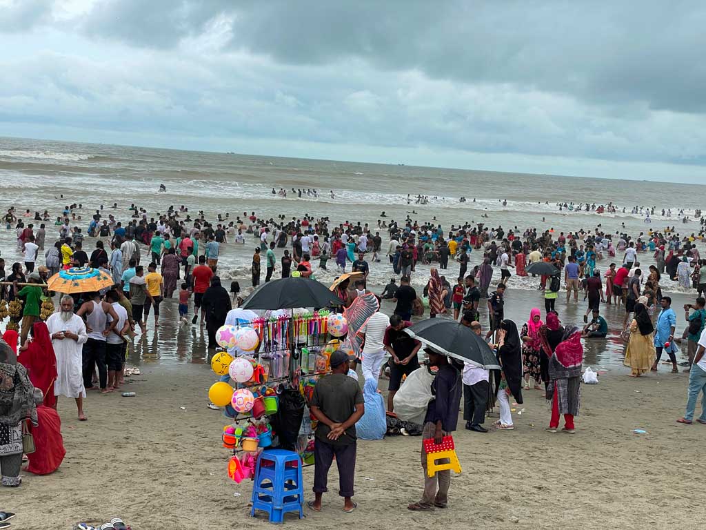 কক্সবাজার সৈকতে পর্যটকের ঢল, তিন সৈকতে ৫০ হাজারের বেশি সমুদ্র দর্শনার্থী