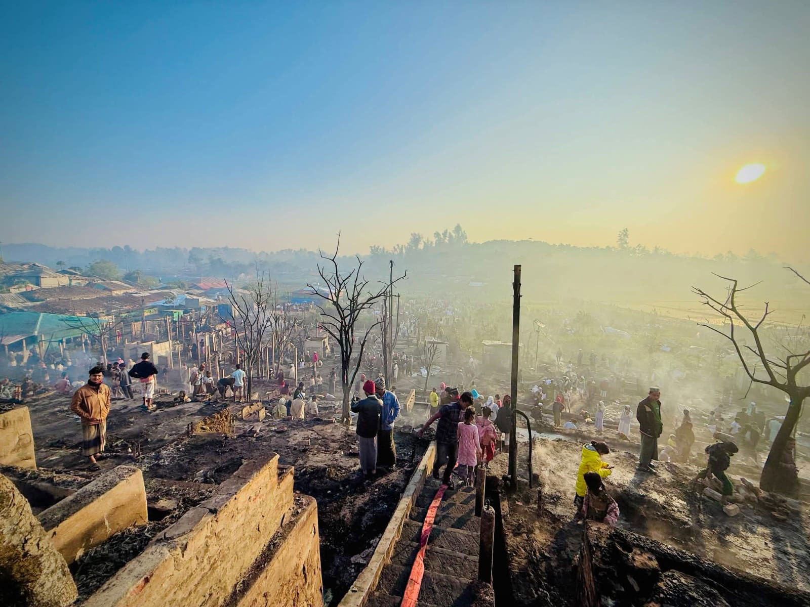 উখিয়ায় রোহিঙ্গা আশ্রয়শিবিরে অগ্নিকাণ্ড, পুড়েছে ৪৫০ ঘর ও স্থাপনা