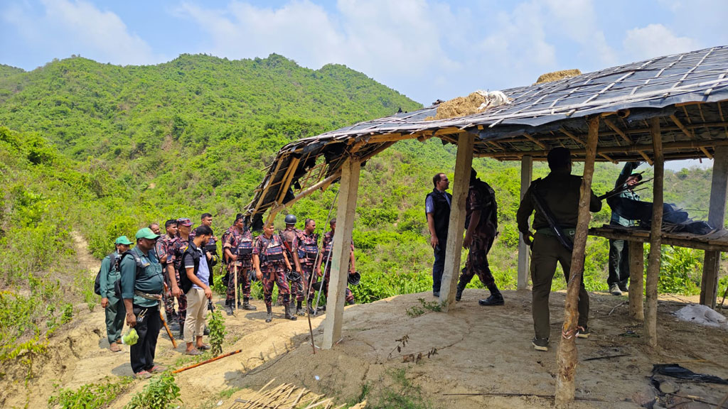 টেকনাফের দুর্গম পাহাড়ে ৫০০ সদস্যের যৌথ অভিযান, অস্ত্র-গুলি ও ইয়াবা উদ্ধার