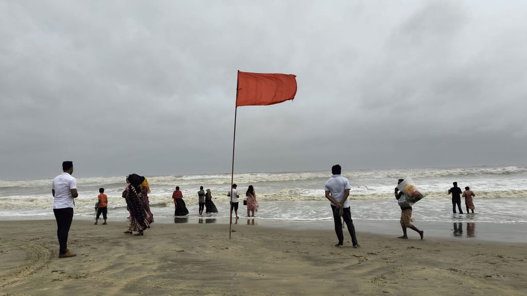 নিম্নচাপে কক্সবাজারে জনজীবন বিপর্যস্ত, যোগাযোগ বিচ্ছিন্ন সেন্ট মার্টিন