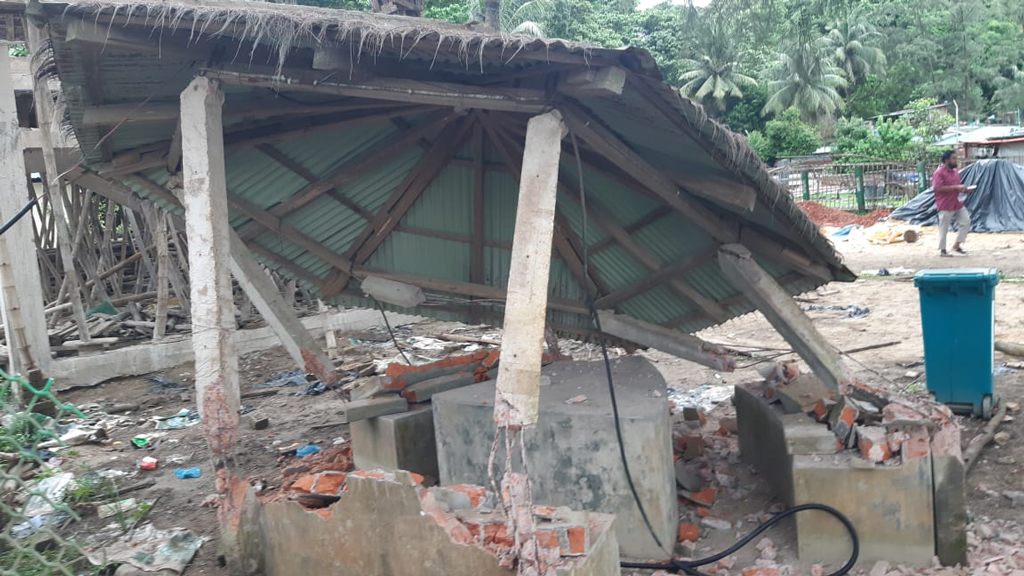 কক্সবাজারে বন বিভাগের প্রশিক্ষণকেন্দ্র নিসর্গর পাশে অবস্থিত কিছু স্থাপনা ভেঙে দেওয়া হয়েছে। ছবি: সংগৃহীত