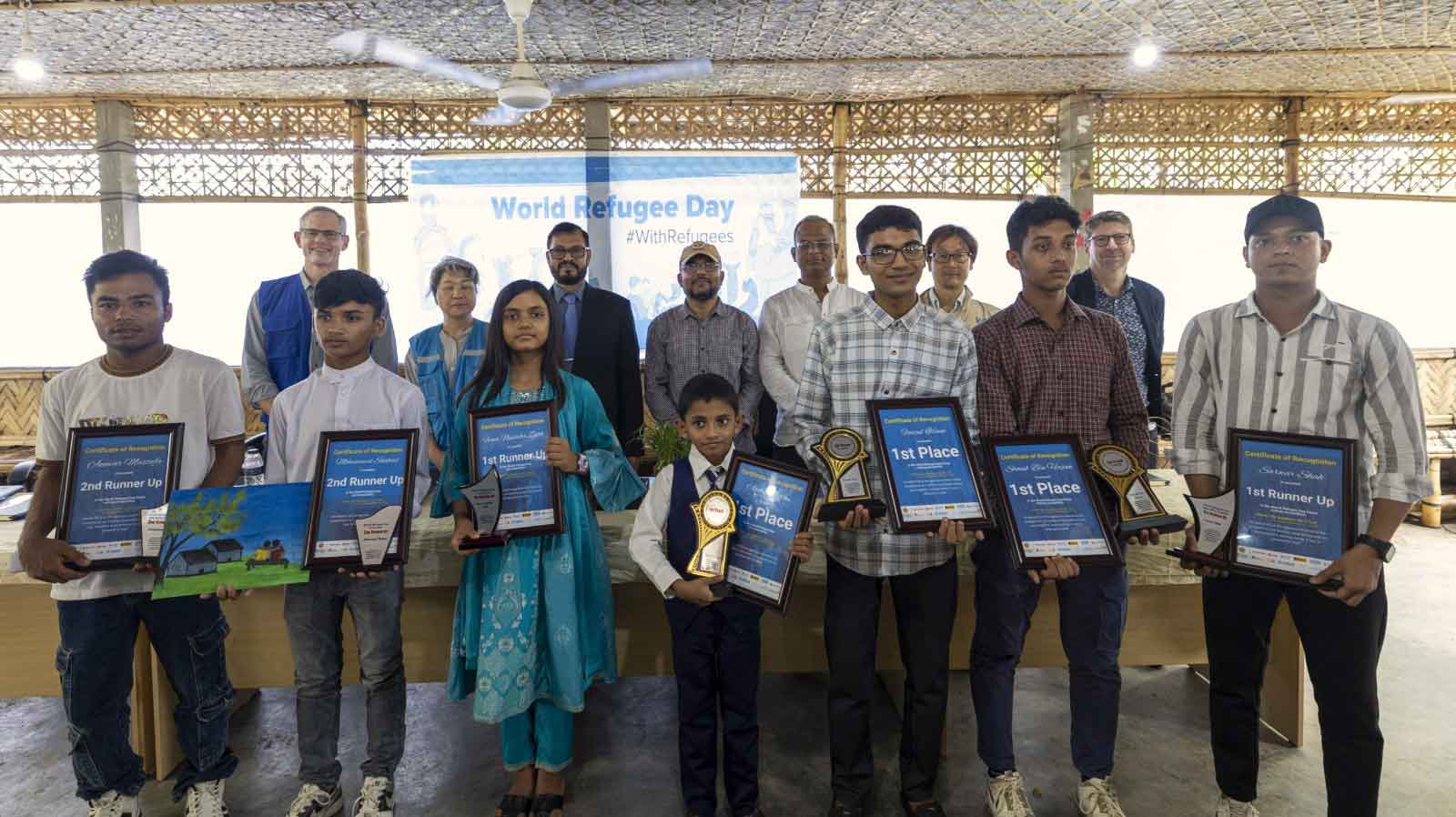 রচনা ও চিত্রাঙ্কন প্রতিযোগিতায় পুরস্কৃত রোহিঙ্গা ও স্থানীয় তরুণেরা