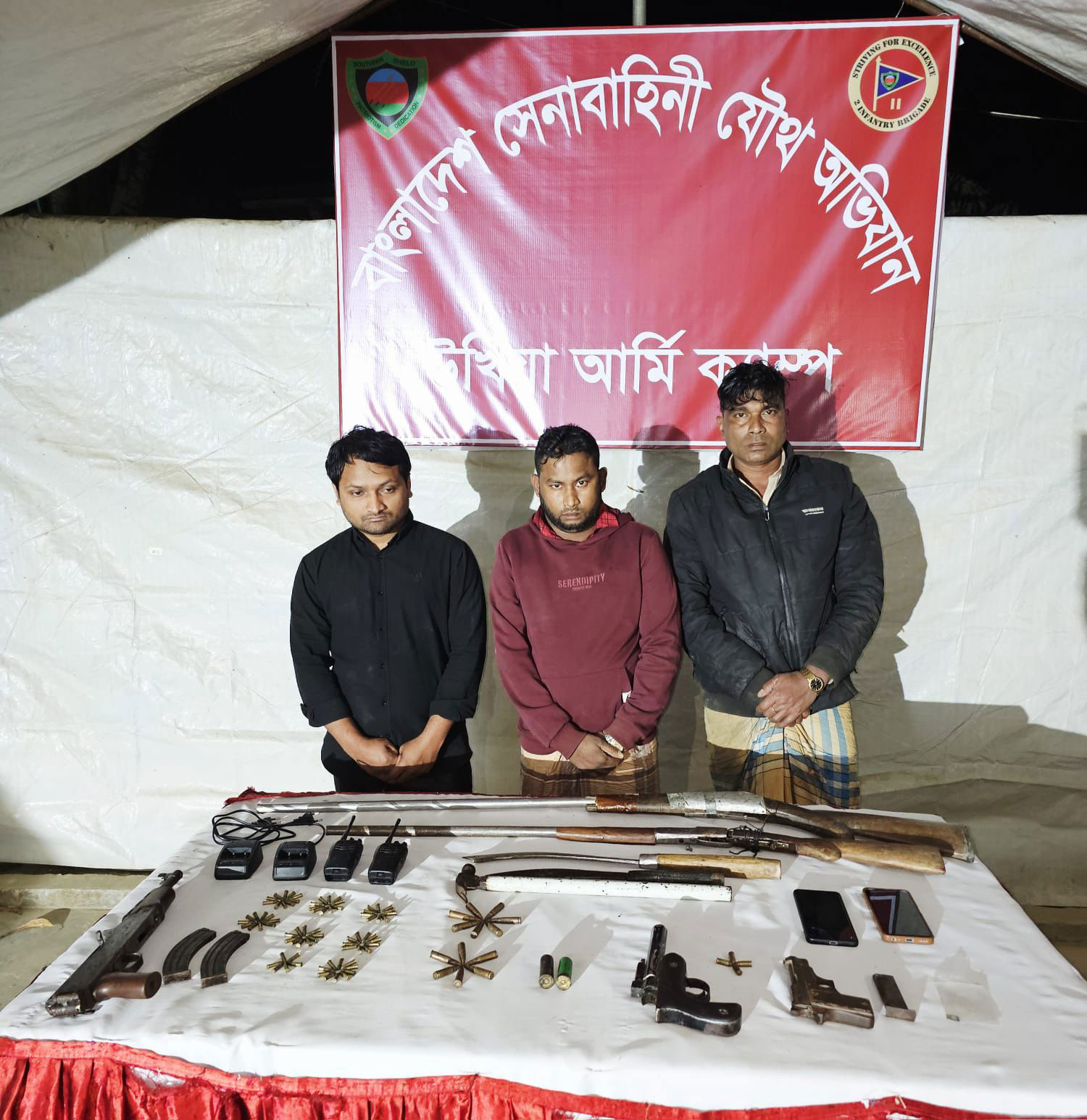 উখিয়ায় যৌথ বাহিনীর অভিযান: দেশি-বিদেশি অস্ত্রসহ আটক ২