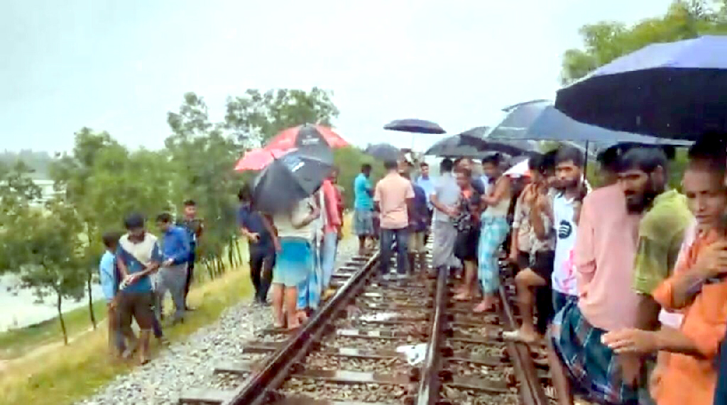 রামুতে ট্রেনে কাটা পড়ে যুবক নিহত