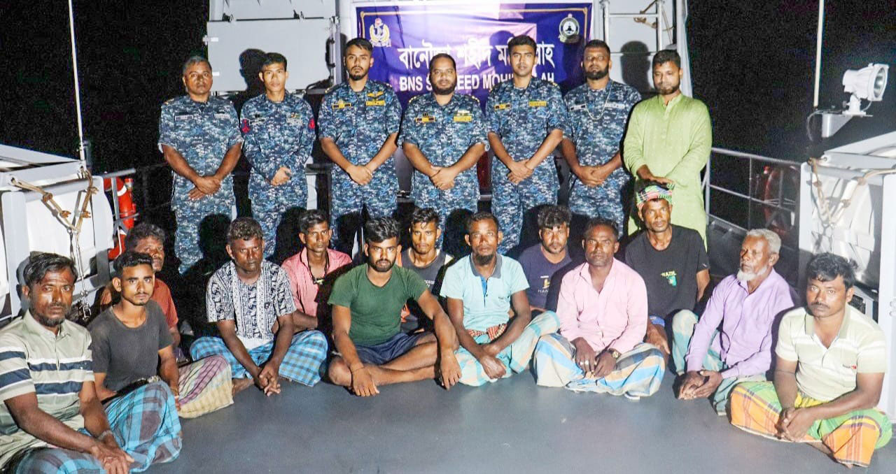 সাগরে বিকল ট্রলার নিয়ে ভাসছিলেন ১৩ জেলে, উদ্ধার করল নৌবাহিনী