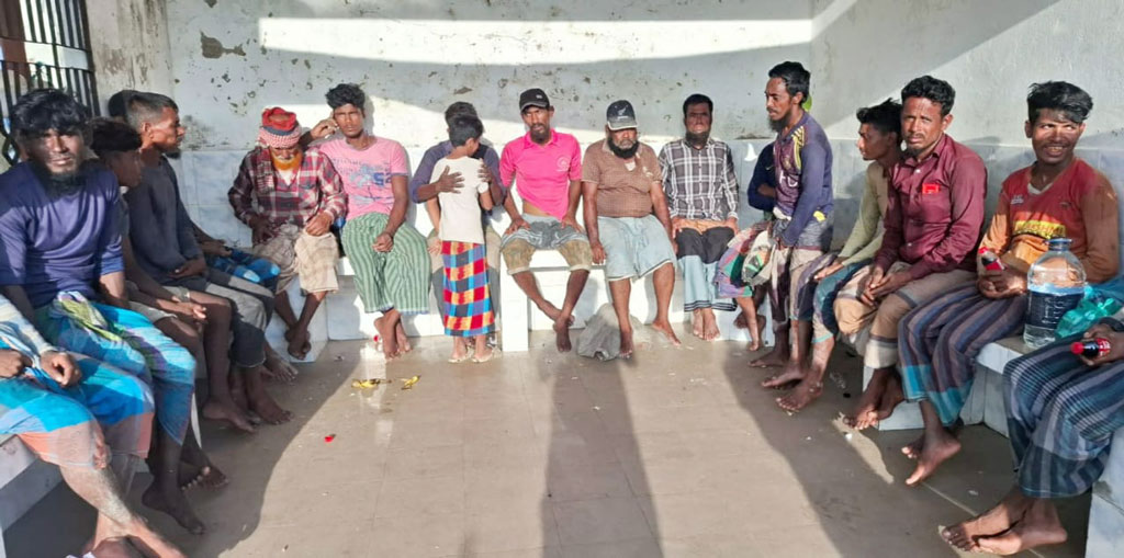 আরাকান আর্মির হেফাজত থেকে পালিয়ে এসেছেন ট্রলারসহ ১৮ জেলে
