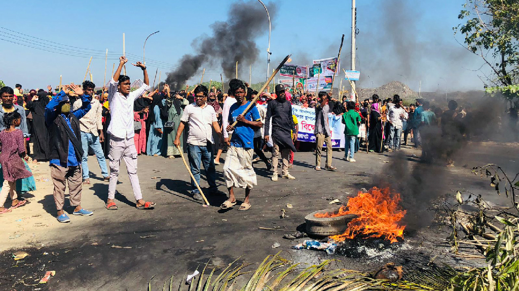 কক্সবাজারে নদীবন্দরের সীমানা নির্ধারণ নিয়ে উত্তেজনা, জমির মালিকানা দাবি করে বিক্ষোভ