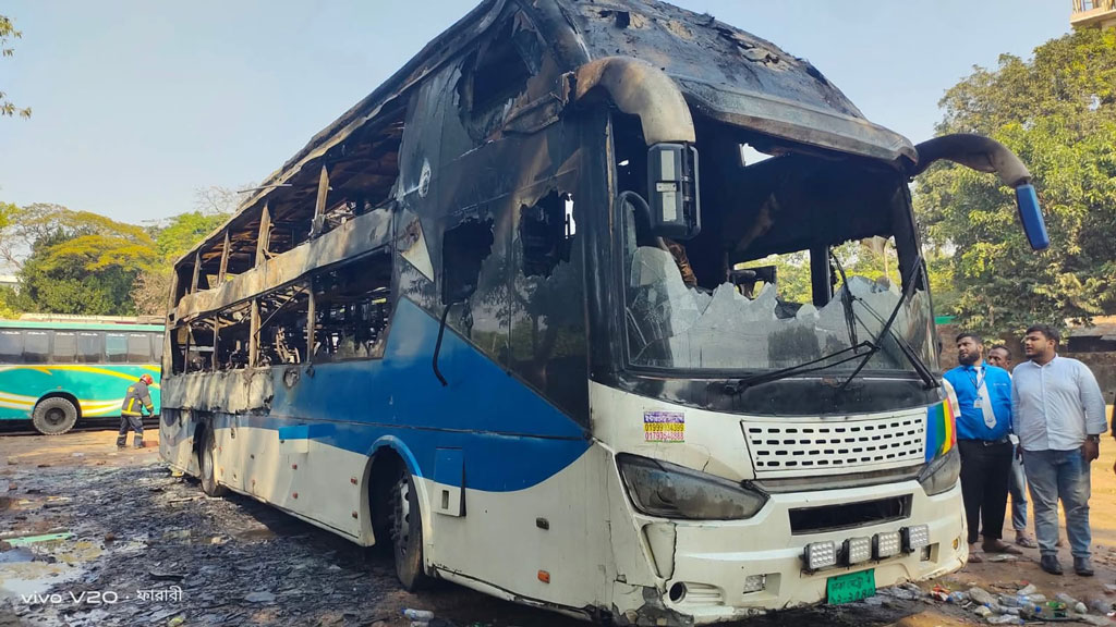 কক্সবাজারে পার্কিংয়ে থাকা বাসে আগুন