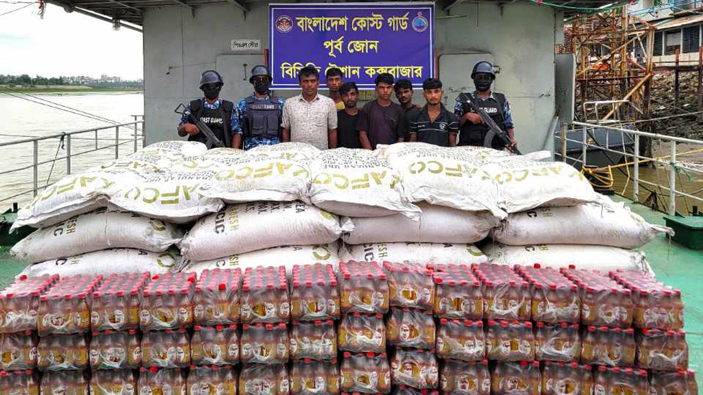 মিয়ানমারে পাচারকালে ২৯১ বস্তা সার ও কোমল পানীয় জব্দ, আটক ৬