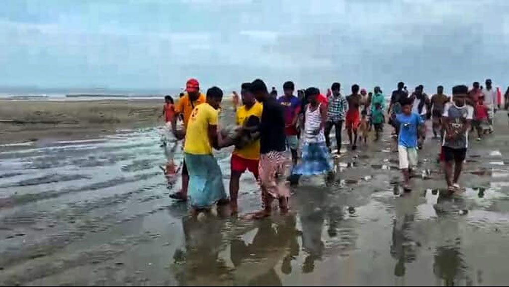 কক্সবাজার সৈকতে ১৫ ঘণ্টা পর ভেসে এল নিখোঁজ পর্যটকের লাশ
