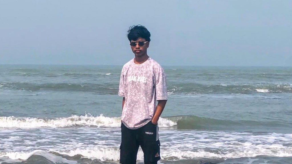 কক্সবাজার সৈকতে গোসল করছিলেন তিন বন্ধু, ঢেউয়ের তোড়ে একজনের মৃত্যু