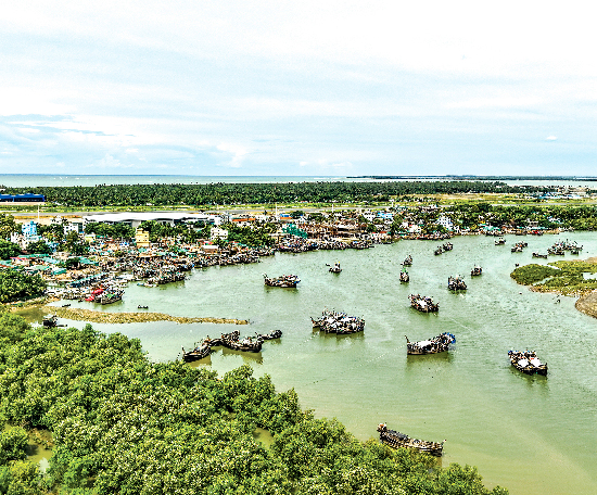 বৈরী আবহাওয়া: জীবিকার টানাপোড়েন উপকূলে