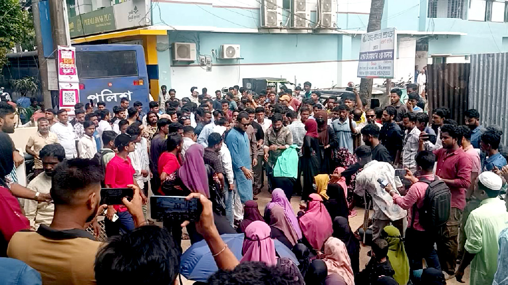 রোহিঙ্গা ক্যাম্পে চাকরিচ্যুত শিক্ষকদের আন্দোলনে পুলিশের লাঠিপেটা, আটক ২০, থানার সামনে বিক্ষোভ