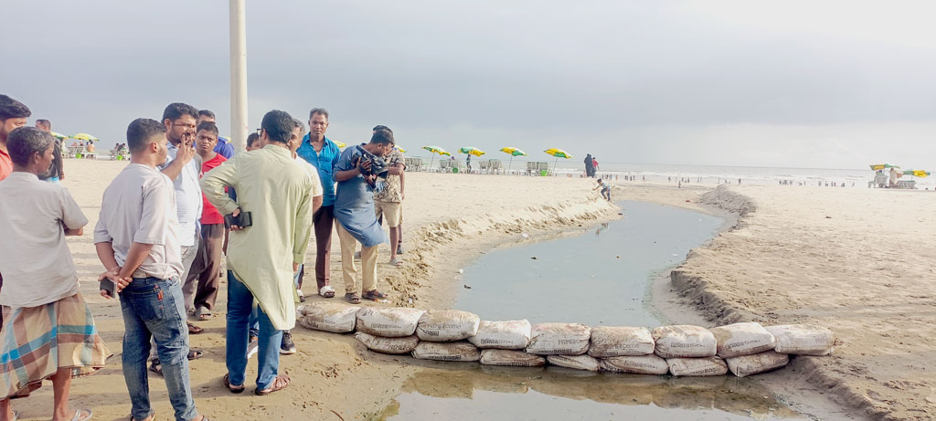কক্সবাজার সৈকতের বালিয়াড়ি কেটে খাল, বন্ধ করল জেলা প্রশাসন