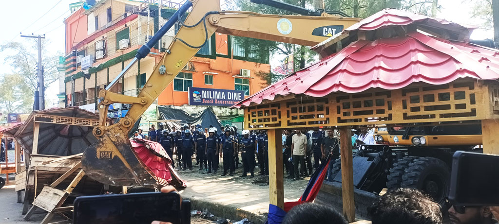 কক্সবাজার সৈকতের বালিয়াড়ি দখলমুক্ত করতে অভিযান, ৫০ দোকান উচ্ছেদ