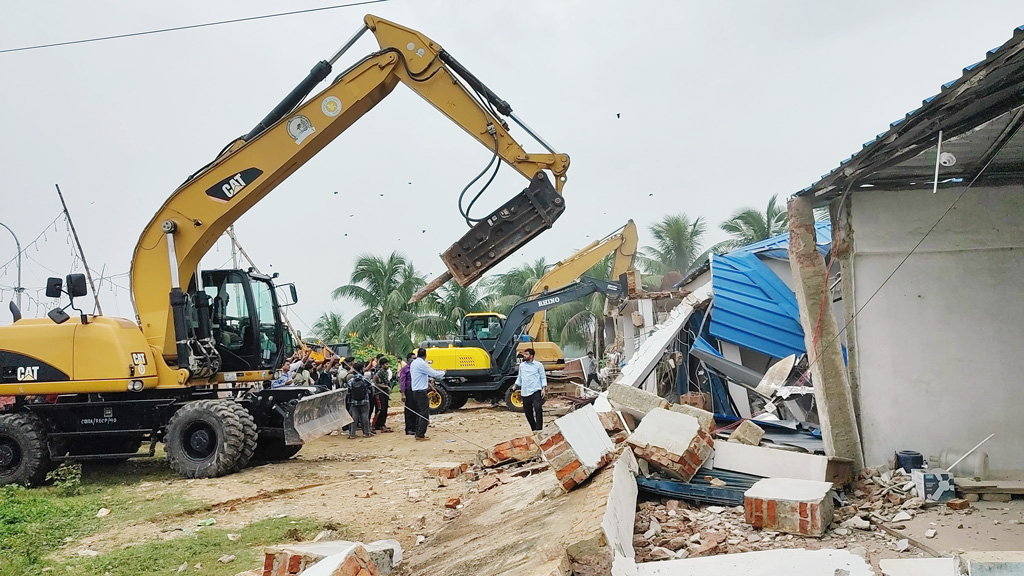 বাঁকখালীর তীর থেকে অবৈধ স্থাপনা উচ্ছেদে আবারও অভিযান শুরু