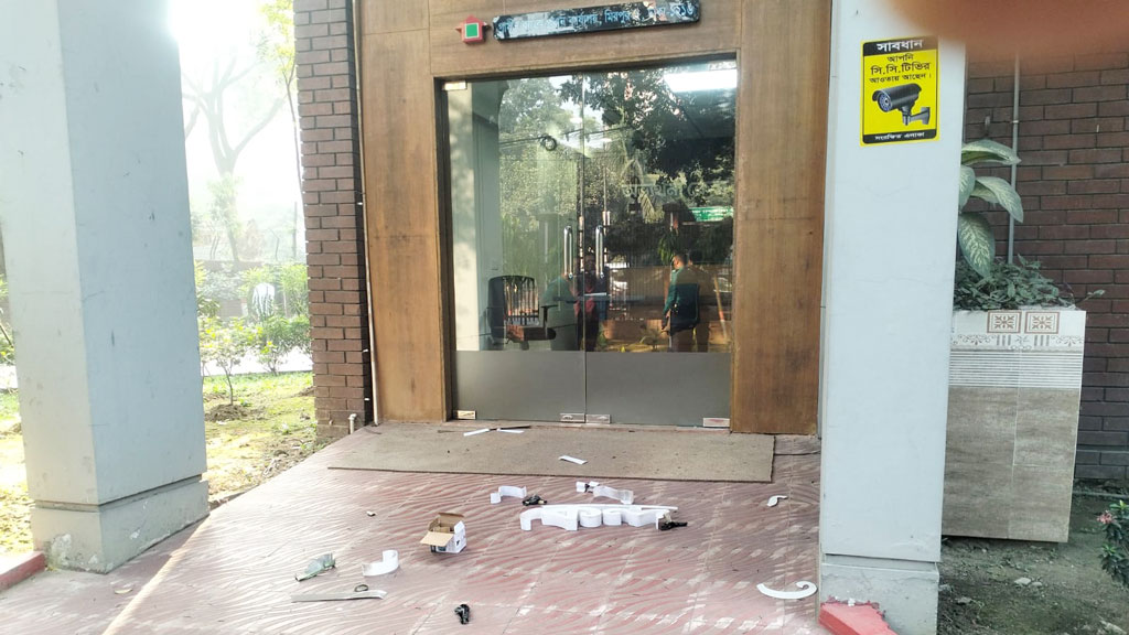 রাজধানীর সাত এলাকায় ১২ ককটেল বিস্ফোরণ, তিন গাড়িতে আগুন