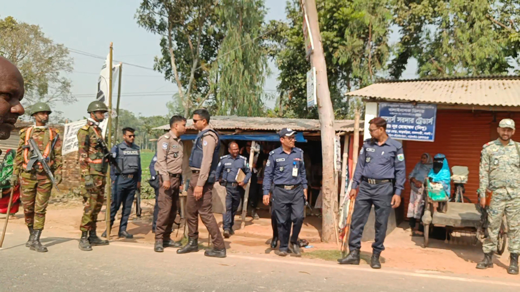 বদলগাছীতে ৫ পেট্রলবোমা উদ্ধার