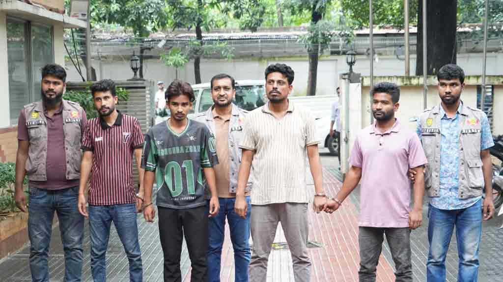 যাত্রাবাড়ীতে ককটেল বিস্ফোরণে গ্রেপ্তার ৪, কার্যক্রম নিষিদ্ধ সংগঠনের সদস্য বলছে ডিবি