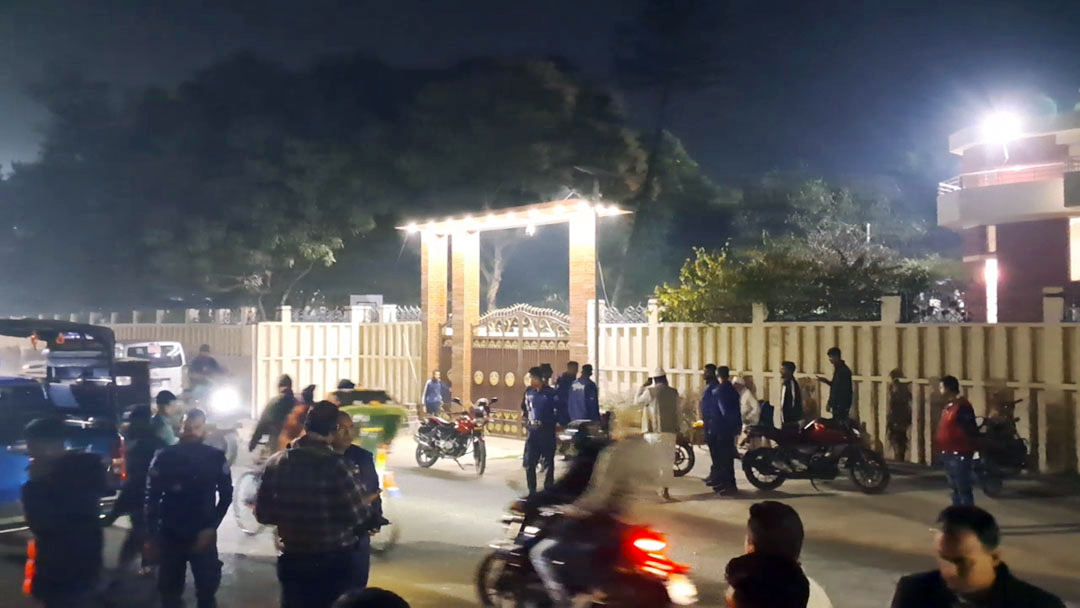 গোপালগঞ্জ জেলা প্রশাসকের বাড়ির সামনে ককটেল বিস্ফোরণ