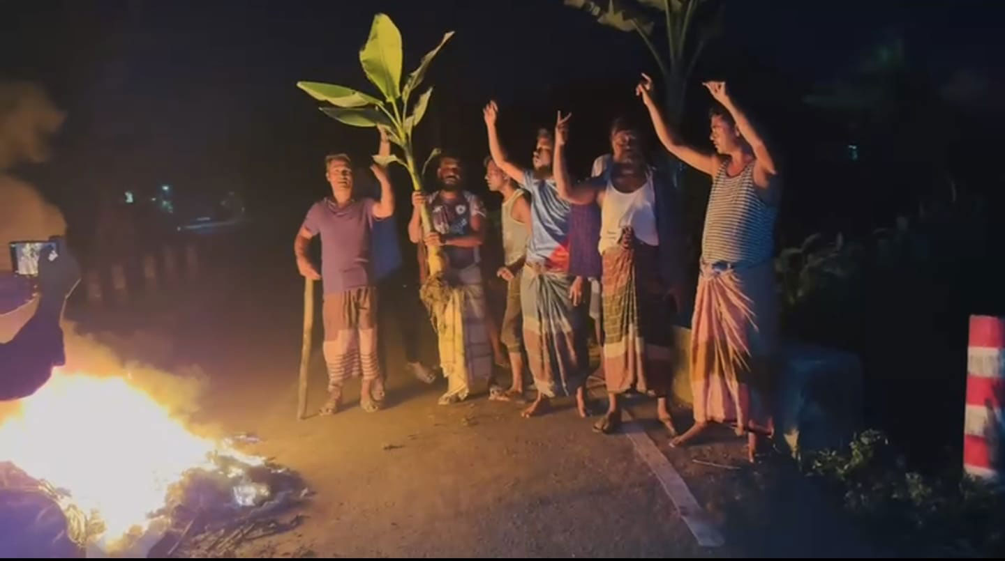 কক্সবাজার-৪ আসন: বিএনপির মনোনয়নবঞ্চিত সমর্থকদের প্রতীকী কলাগাছ রোপণ করে প্রতিবাদ