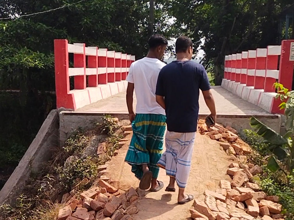 সিরাজদিখানে দুই কালভার্টে সংযোগ সড়কে মাটি নেই, ঝুঁকি নিয়ে চলাচল