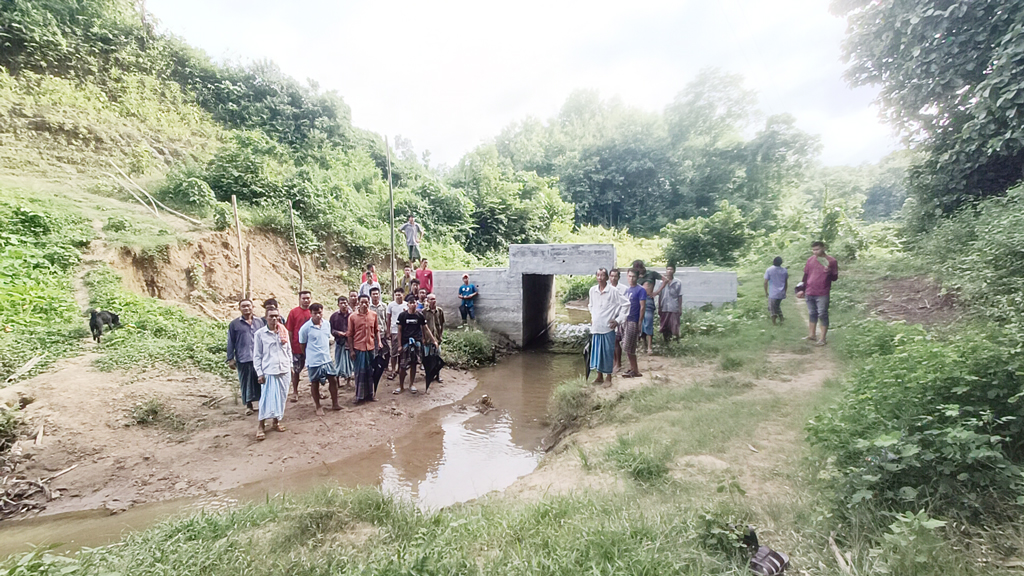 `হয় নতুন সেতু করে দিন, না হয় এই অকেজো কালভার্ট সরিয়ে নিন'
