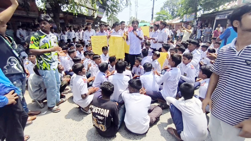ধর্ষণ মামলার আসামিকে গ্রেপ্তারের দাবিতে মহাসড়ক অবরোধ
