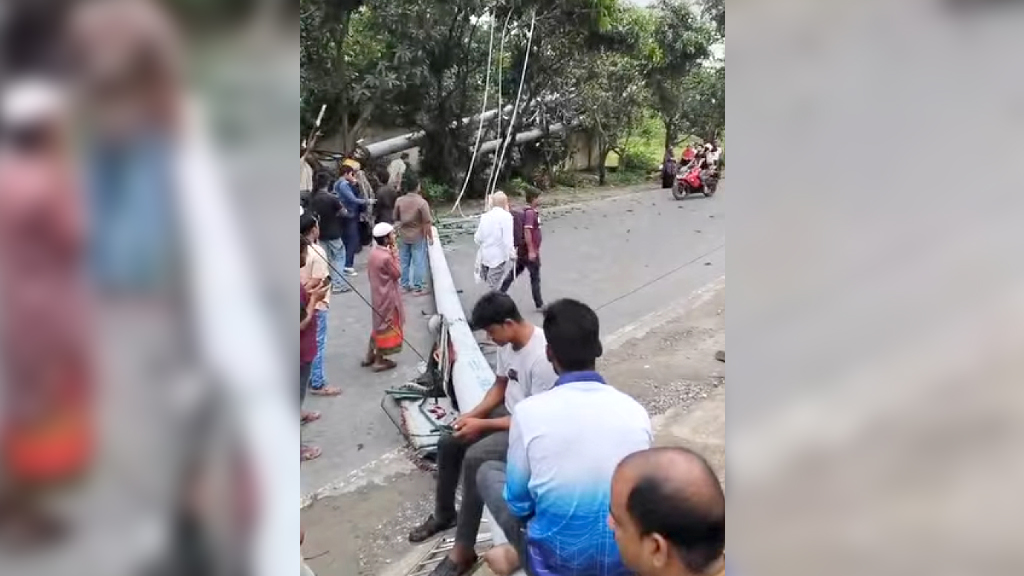 অটোরিকশায় বিদ্যুতের খুঁটি উপড়ে পড়ে স্কুলশিক্ষিকা নিহত