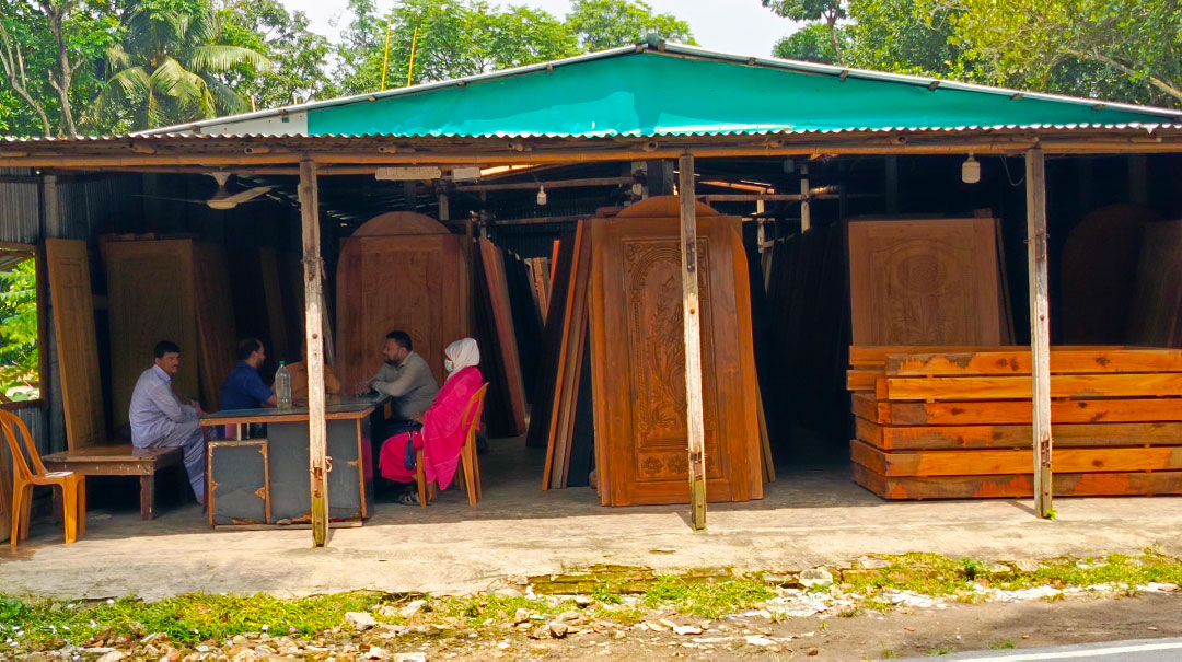 কালীগঞ্জের নয়াবাজার এখন পুরোনো আসবাবের প্রাণকেন্দ্র