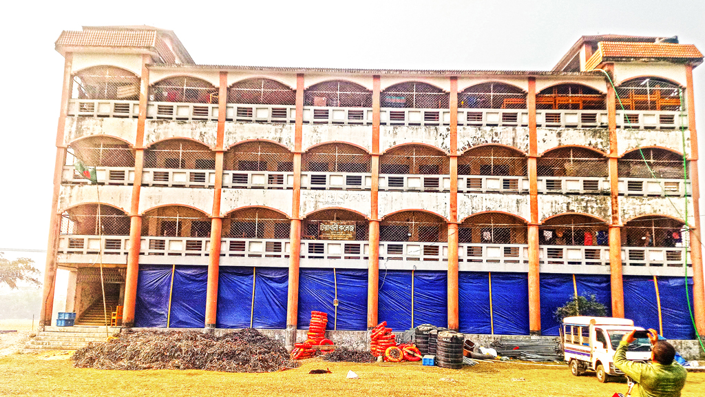 কলেজ ভবনে বসবাস, হচ্ছে না পাঠদান