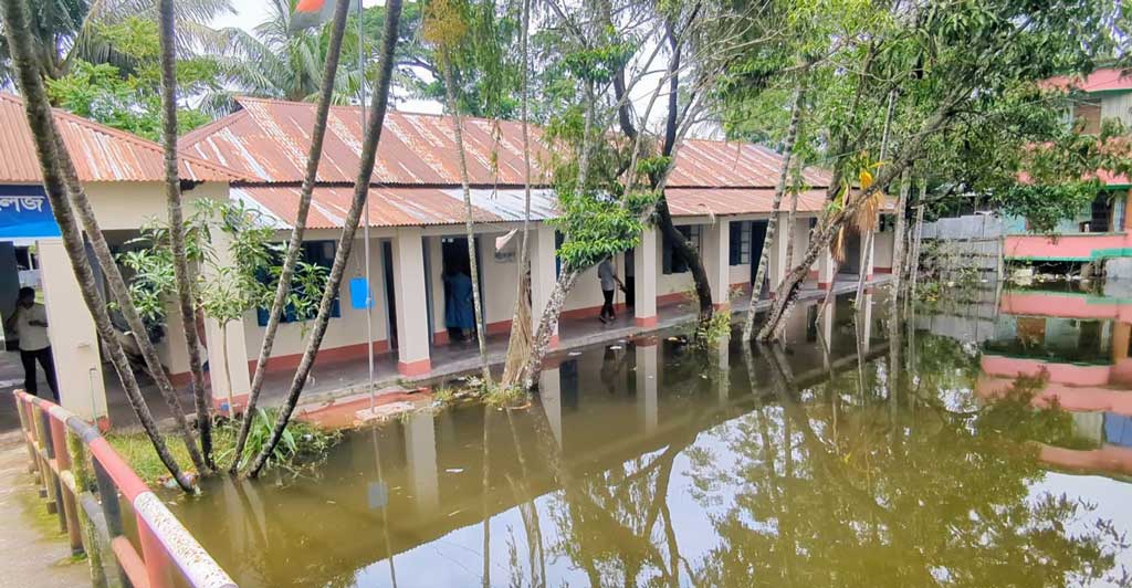 কলেজের পানি নিষ্কাশনে প্রতিবেশীর বাধা: শিক্ষকদের ধারালো অস্ত্র নিয়ে ধাওয়া