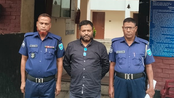 হজে পাঠানোর নামে অর্থ আত্মসাৎ, কলেজশিক্ষক গ্রেপ্তার