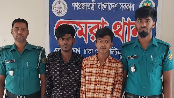 রাস্তায় কলেজছাত্রীকে ইভটিজিং করে ফেসবুকে ভিডিও ছড়ানো দুই যুবক গ্রেপ্তার