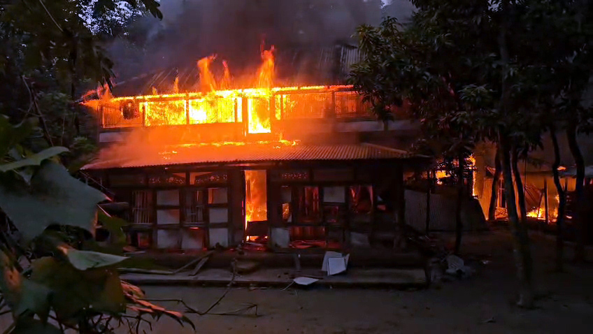 কালকিনিতে শিশু ধর্ষণচেষ্টা: অভিযুক্তের বাড়ি ভাঙচুর-অগ্নিসংযোগ