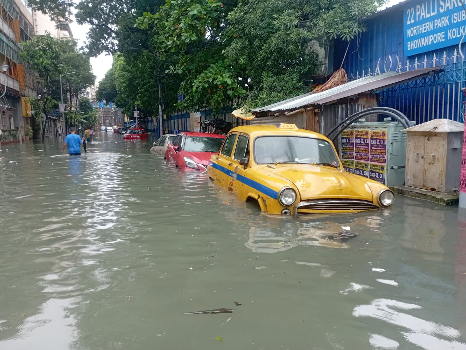 প্রবল বর্ষণে জলাবদ্ধ কলকাতা, ৪ জনের প্রাণহানি
