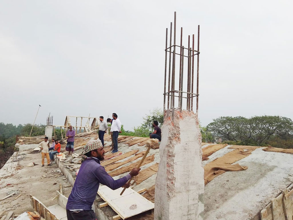 বিদ্যালয়ের ভবন নির্মাণে অনিয়ম, কলম ভেঙে ফেলার নির্দেশ