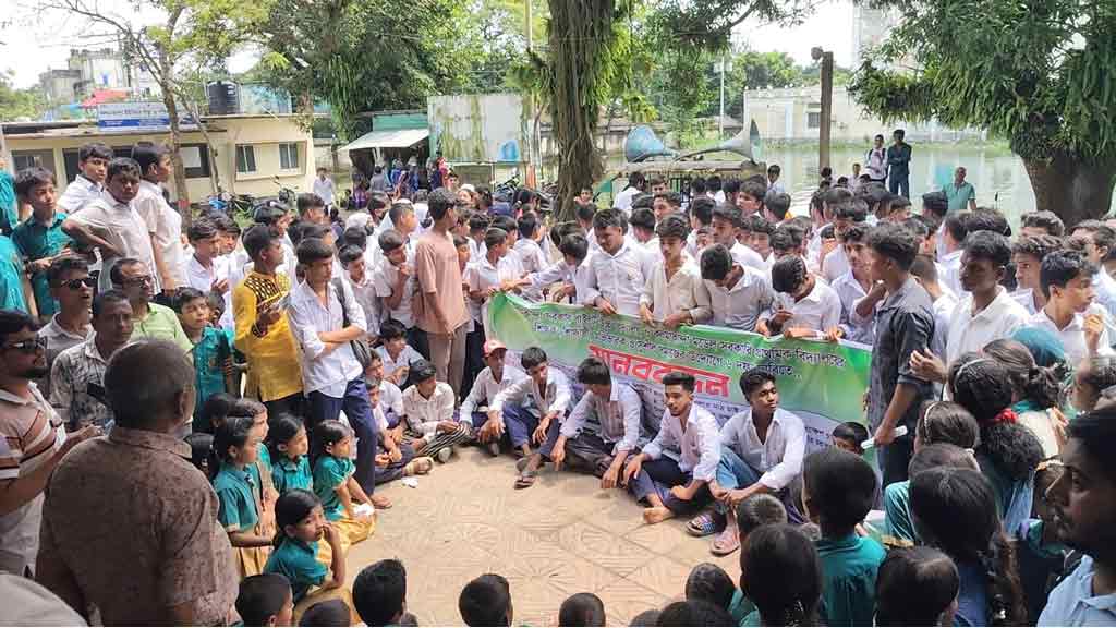 ছয় দাবিতে নেত্রকোনায় ইউএনও অফিসের সামনে শিক্ষক-শিক্ষার্থীদের বিক্ষোভ