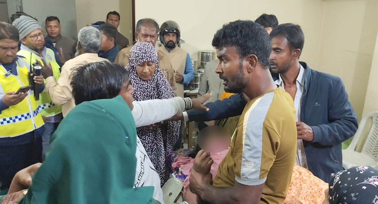 অপারেশন থিয়েটারে রোগীর মৃত্যু ঘিরে ক্লিনিক ভাঙচুর, দুই চিকিৎসককে মারধর