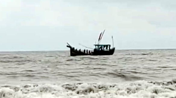 ট্রলারডুবি: ১১ ঘণ্টা পর সাগরে ভাসমান জেলেদের উদ্ধার