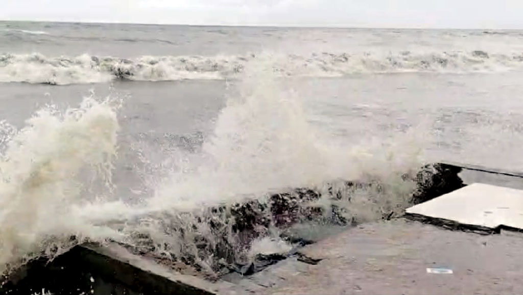 নিম্নচাপের প্রভাবে কলাপাড়ায় উত্তাল সাগর, থেমে থেমে বৃষ্টি