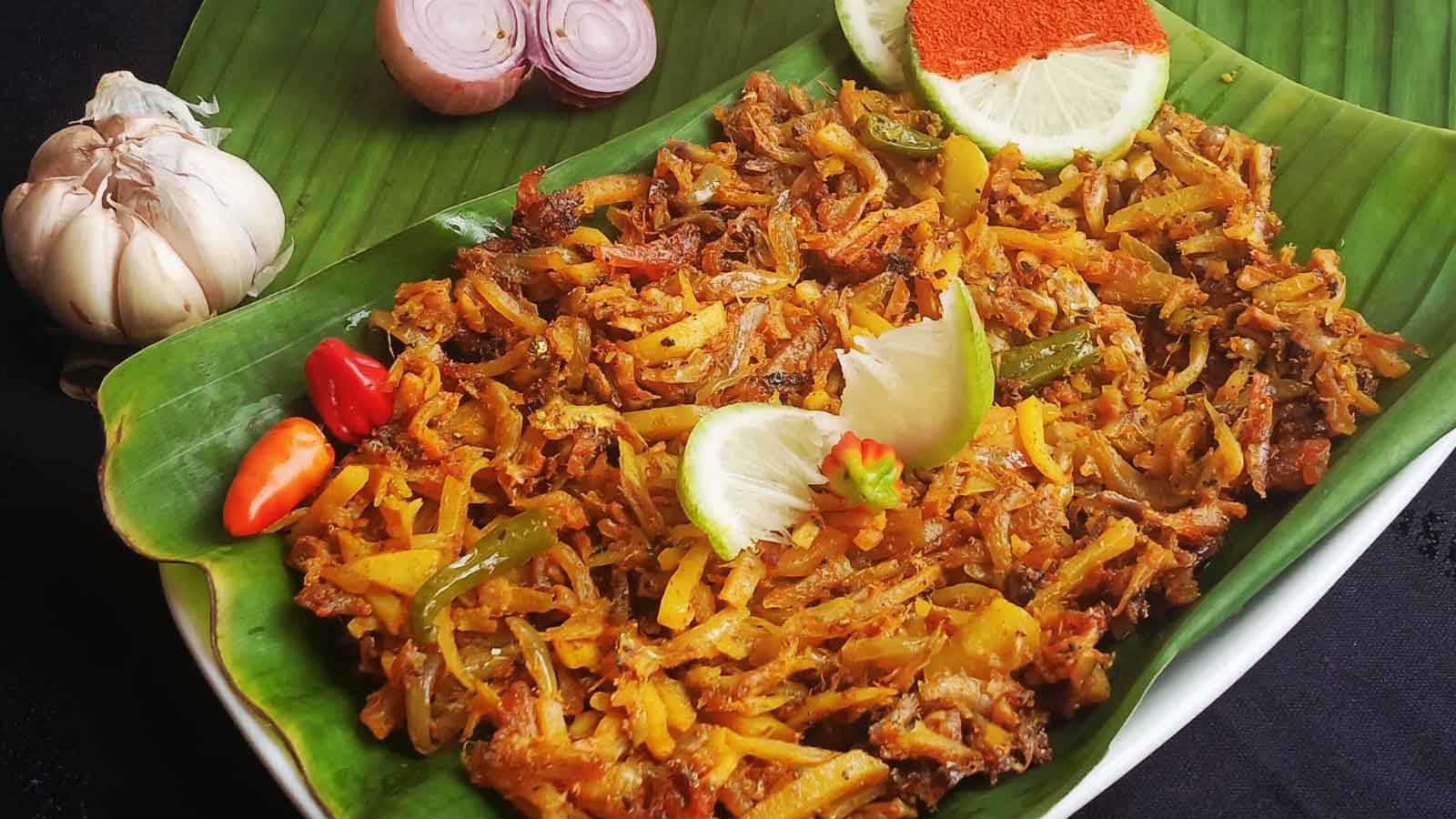 কলাপাতায় ছোট মাছের পাতুরি