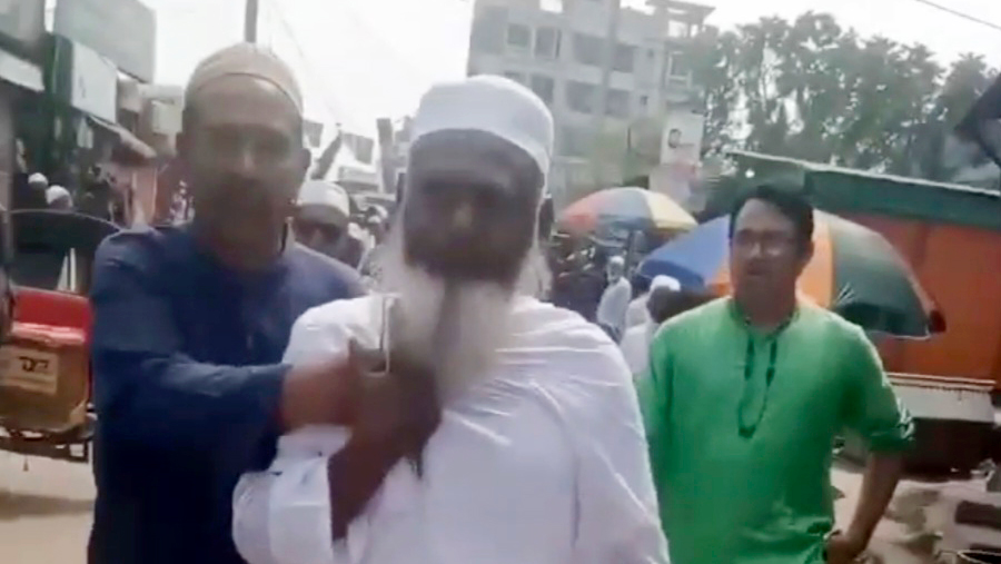 কিশোরগঞ্জে আ.লীগ নেতাকে ‘কলার ধরে’ পুলিশে দিলেন বিএনপি নেতা